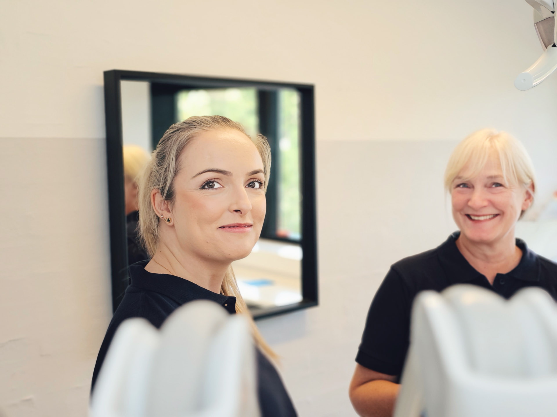 To kolleger ser sammen på en skærm på klinikken