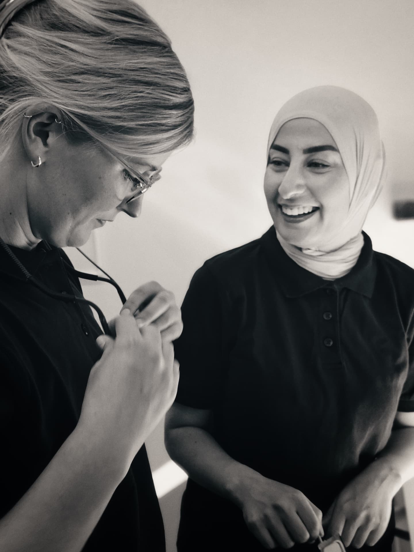 To kolleger deler et øjeblik sammen på klinikken